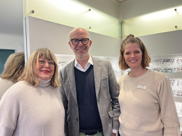 In Oerlinghausen testet Lars Hampe (Mitte) mit seinen Mitarbeitenden Anette Wolf-Pörtner (l.) und Johanna Landwehr (r.) das Modell der 4-Tage-Woche. - © Pro Optik