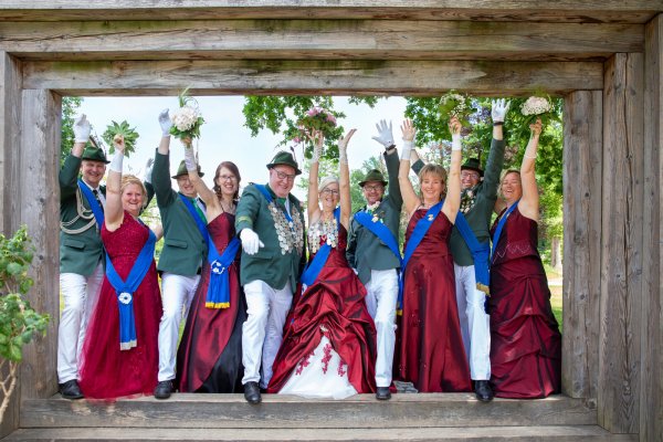 Dieser Schützen-Thron fällt positiv aus dem Rahmen: (von links) Markus und Britta Kampmann, Carsten und Birgit Plöger, Jörg und Petra Menninga,
Sven und Ina Basler sowie Sven und Kerstin Frentrup. - © Schützen Bad Salzuflen