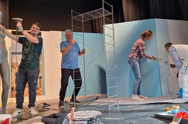 Bis Ende Oktober ist das Stück „Kaufhaus in Trouble“ zu sehen. Tickets gibt’s an der Abendkasse. - © Heimatverein