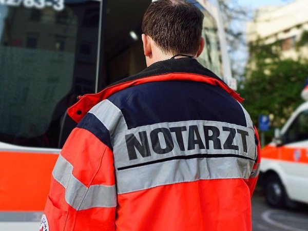 Eine Frau hat sich im Fahrgeschäft verletzt. - © dpa
