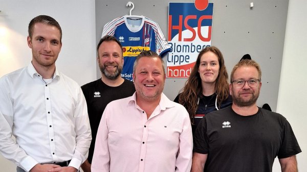 Handballtalk in Detmold: (von links) Moderator Arne Seehrich, HSG-Geschäftsführer Jan-Henning Himborn, Christian Plesser (Geschäftsführer des Sportverbandes Detmold), HSG-Spielerin Amber Verbraeken und HSG-Trainer Steffen Birkner. - © Oliver König