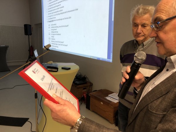 Siegmund Baumann (links) bekam von Willi Schirrmacher die Ehrennadel des Lippischen Heimatbundes für besondere Leistungen verliehen. - © Fotorechte: Heimatverein Erder