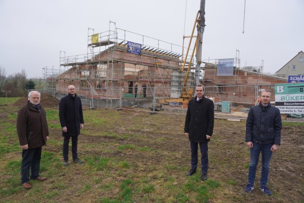 Die Architekten Werner Schmidt (von links) und Wilhelm Luft treffen sich mit Bürgermeister Jörg Bierwirth und Maximilian Menke von der Stadtverwaltung zum Richtfest. - © Michaela Weiße