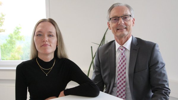 Xenia Nass, Auszubildende bei Budich und Michael Aupke, Geschäftsführer des Unternehmens. - © Björn Kenter