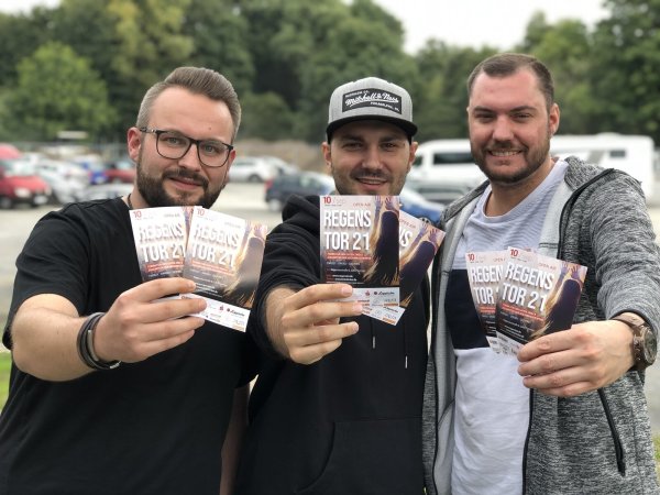 Noch parken auf dem Regenstorplatz im Hintergrund die Autos. Am 10. September aber veranstalten die DJs (von links) Dario Großmann, Luca Gliozzo und Daniel Reuter dort eine Party zugunsten der Hochwasseropfer. Foto: Till Brand - © Till Brand