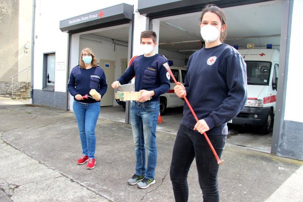 In den Räumen des DRK-Ortsvereins wird ordentlich umgebaut. Jana Blum (von links), Robin Lorenzen und Stella Kraski koordinieren die Arbeiten und packen mit an. - © Kirsten Fuhrmann
