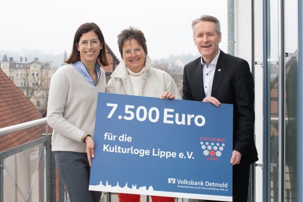 Frank Sievert (rechts), Vorstandsmitglied der Verbund Volksbank OWL, übergibt die Spende an Katrin Girlich (links), Vorsitzende der Kulturloge Lippe, und Kassiererin Christina Baumann. - © Alex Waltke