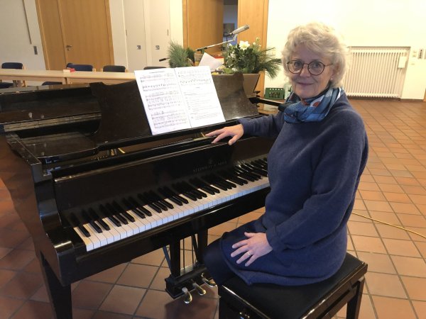 Astrid Röhrs sitzt am Klavier im Martin-Luther-Haus. Sie hat mehr als 25 Jahre als Kantorin die musikalische Arbeit der Gemeinde geleitet. - © Sven Kienscherf