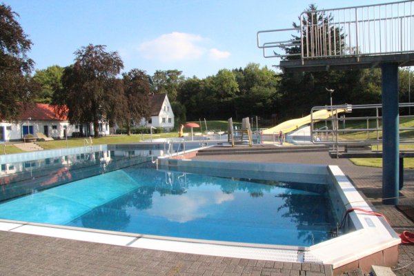 Still ruht der See, beziehungsweise das Schwimmbecken - und das wird wohl auch so bleiben. Die Sanierung des Eggebades wird so umfangreich, dass das Freibad dieses Jahr nich öffnen wird. - © Dieter Asbrock