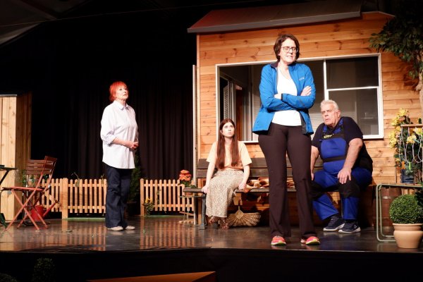 Die Geschichte von Fran (Liane Kreye), Rosie (Jaqueline Pape), Pip (Myriam Heidemann) und Bob (Manfred Templin) erzählt vom ebenso sensiblen wie vielschichtigen und komplizierten Konstrukt Familie. - © Lorraine Brinkmann