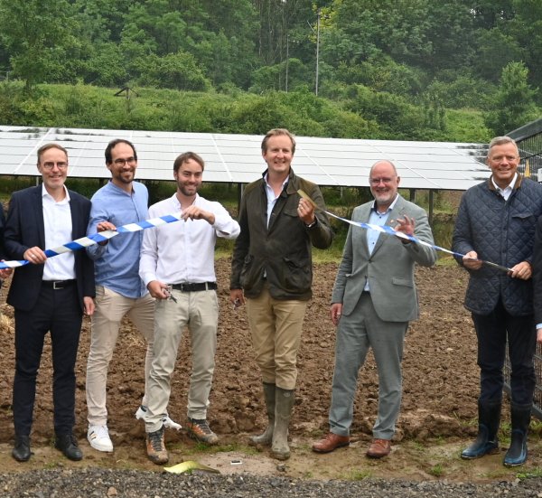 Freuen sich auf den Solarpark: Jörg Nolte (von links, Phoenix Contact), Christian Hess und Benjamin Dietrich (BLG), Georg von Puttkamer, Bürgermeister Johannes Schlütz und Matthias Goeken (MdL). - © Phoenix Contact