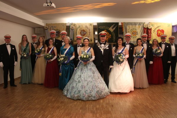 Stefan Steinmeier (von links), Lina Sievert, Julius Brockhausen, Anneke Hark, Henrik Delker, Corinna Becker, Sebastian Schröder, Martina Lewecke, Axel Hesse, Jessica Meya, Ernst-Michael Lewecke, Heike Rubart, Michael Rubart, Jette Steinmeier, Raphael Mayer, Celina Plaß, Felix Nullmeier und Torsten Krause bilden den Thron der Lemgoer Schützengesellschaft. - © Laura Meya
