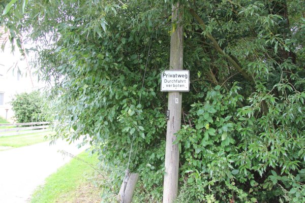 Den Privatweg am Ende des Haferkamps nutzen Ohrsen und Ehlentruper, um zum Friedhof zu gelangen. - © Kirsten Fuhrmann