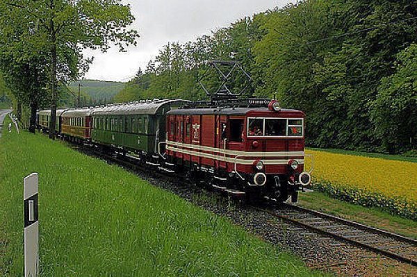 Die damals 86-jährige E-Lok 22 zieht den historischen Heckeneilzug der Landeseisenbahn Lippe 2013 hinauf nach Alverdissen. - © Landeseisenbahn
