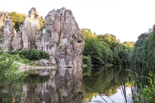 Die Externsteine sind für viele Menschen ein ganz besonderer Kraftort. In der Walpurgisnacht gibt es ein paar Regeln zu beachten. - © Landesverband Lippe