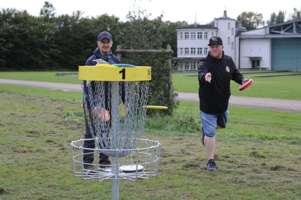 Volker Ahlvers (von links) und Nico Petersen vom Detmolder Discgolf-Verein. - © Kyrill von Matuschka
