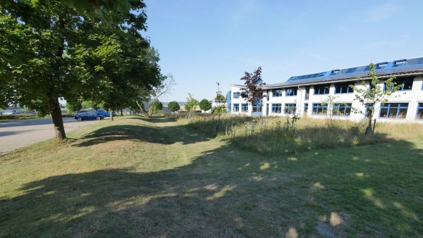 Zwischen dem Lehrerparkplatz und dem Bestandsgebäude soll der Anbau ans Gymnasium Horn entstehen. - © Archivfoto: Jost Wolf