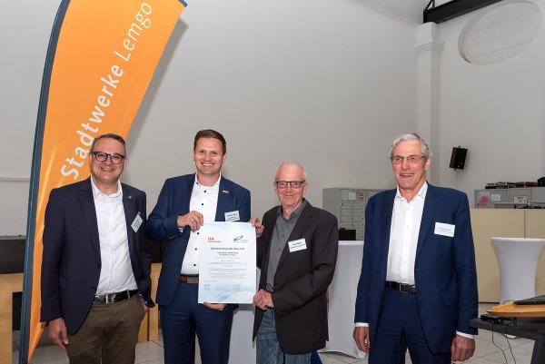 Bürgermeister und Aufsichtsratsvorsitzender Markus Baier freut sich mit Geschäftsführer Matthias Sasse und dem Projektverantwortlichen Uwe Weber über die Auszeichnung, die B.KWK-Präsident Claus-Heinrich Stahl (von links) übergab. - © Michael Reimer