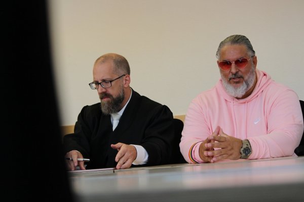 Tim Kellner (rechts), der als "Love Priest" auftritt, und sein Anwalt Hendrik Schnelle. - © Lukas Brekenkamp