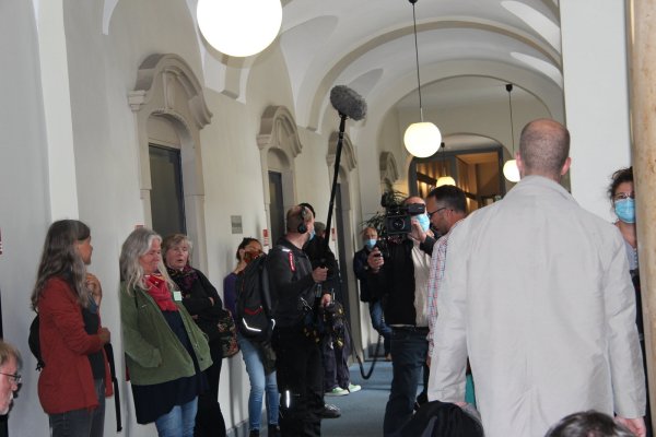 Medienrummel und großes Interesse der Bürger an dem Prozess vor dem Detmolder Amtsgericht, in dem es um einen Nachbarschaftsstreit im Mai 2019 in Fromhausen geht. - © Silke Buhrmester(LZ)