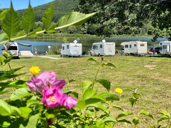Bis der neue Wohnmobilplatz am Schieder-See eingerichtet werden kann, wird es noch Monate dauern. Jetzt stellt Infinity-Chef Benjamin Krentz der Lokalpolitik seinen neuen Masterplan vor. - © Infinity