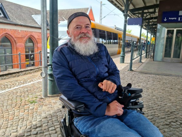 Kai Lohmeyer am Bahnhof in Detmold. Von hier aus wollte ihn Ende April ein Zugführer nicht mitnehmen. - © Carolin Brokmann-Förster