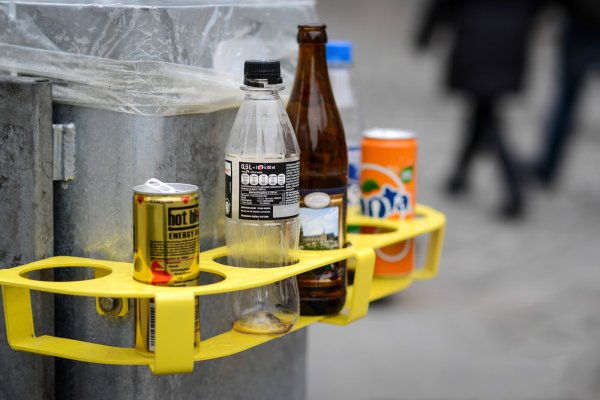 Im Sinne eines besseren Abfallmanagements haben die Freien Wähler und Aufbruch C beantragt, dass an Mülleimern in Detmold Pfandringe angebracht werden, in denen die Bürger ihre leeren Getränkedosen- und Flaschen abstellen können. - © David Ebener/dpa