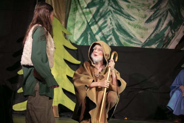 Ronja (Kerstin Mielchen) bei ihrem ersten Ausflug in den Wald, wo sie auf den Rumpelwicht (Meo Kohring,
rechts) trifft. - © Waldorfschule Lippe-Detmold