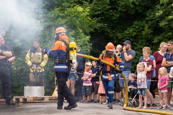 Die eindrucksvollen Vorführungen wurden eifrig bestaunt. - © Leon Stock