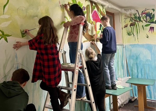 Schüler des Hermann-Vöchting-Gymnasiums bemalen gemeinsam mit Künstlerin Gaby Prasse den Flur des Landwirtschaftsgebäudes. - © Nina Schröder