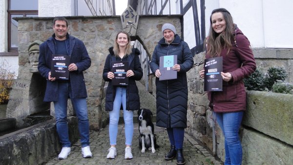 Sie sind stolz auf das neue Projekt: Stefan Stuckenberg von Blomberg Marketing, Larissa Gräber aus Lügde, Denise Kieslich aus Schieder-Schwalenberg und Julia Stein von Marketing Extertal . - © Hajo Gärtner
