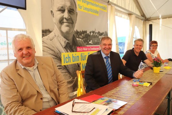 Im August 2020 machten Hermann Graf von der Schulenburg (v. l.), Bürgermeisterkandidat Ulrich Meier zu Evenhausen, Stadtverbandsvorsitzender Tobias Jaehn und seine Stellvertreterin Viola Brüntrup noch gemeinsam Wahlkampf. Foto: Birgit Guhlke - © Birgit Guhlke