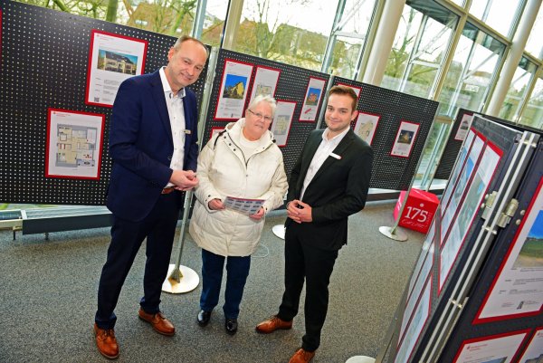 In der Sparkassenfiliale in Bad Salzuflen beraten Thomas Pusdrowski (links) und Timo Beining bei der „Immobilia“ Besucherin Margarete Klaas. Foto: Nicole Ellerbrake - © Nicole Ellerbrake