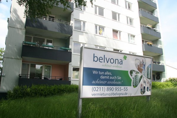 Zwar stehen noch Werbeschilder der Wohnungsbaugesellschaft Belvona vor dem Haus, aber inzwischen ist die Property Management Deutschland zuständig. - © Cordula Gröne