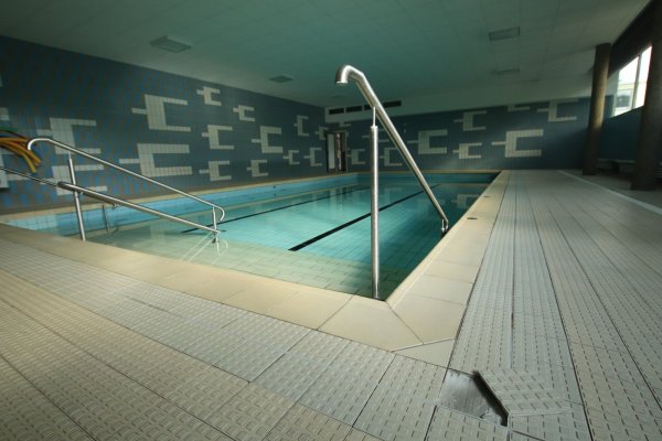 Das Lehrschwimmbecken an der Grundschule Nord muss komplett saniert werden. Foto: Birgit Guhlke - © Birgit Guhlke