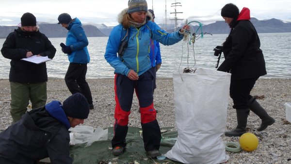 Expeditionsleiterin Birgit Lutz (Mitte) informiert über die "wahre Arktis", über bunt verschmutzte Strände vor der faszinierenden Kulisse Spitzbergens. - © Bildrechte: Birgit Lutz