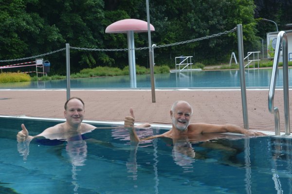 Die ersten Badegäste genießen schon kurz nach der Eröffnung der Blomberger Freibad-Saison das Wasser. - © Freibad Blomberg