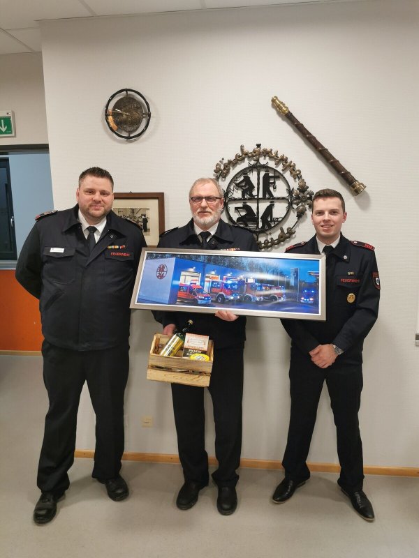 Der neue Löschgruppenführer Christian Heidemann (links) verabschiedet gemeinsamen mit seinem Stellvertreter Marvin Belke (rechts) den scheidenden Voßheider Löschgruppenführer Rainer Danger. - © Feuerwehr Lemgo