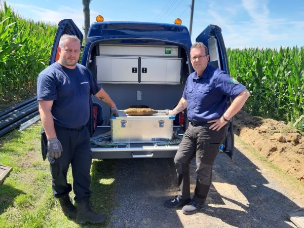 Peter Asmussen (links) und Horst Schöwe von der Kampfmittelbeseitigung aus Münster mit der Weltkriegs-Mörsergranate, die im Lemgoer Süden gefunden worden ist. Foto: Lars-Uwe Brede/Feuerwehr Lemgo - © Lars-Uwe Brede/Feuerwehr Lemgo