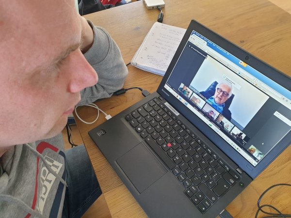 Videokonferenz des FLVW: LZ-Redakteur Sebastian Lucas lauscht den Worten von Präsident Gundolf Walaschewski. - © Barbara Lucas