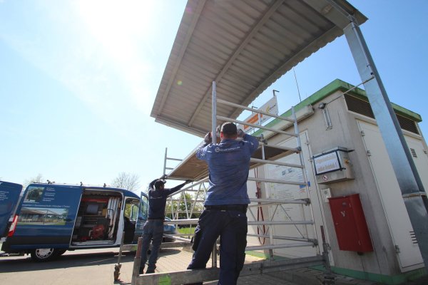 Zwei Mitarbeiter der Firma Streich montieren ein neues Vordach an der Erdgas-Tankstelle. Auch wenn diese wegen eines fehlenden Ersatzteils vorübergehend außer Betrieb ist, investieren die Stadtwerke Lemgo am Liemer Weg. - © Jens Rademacher