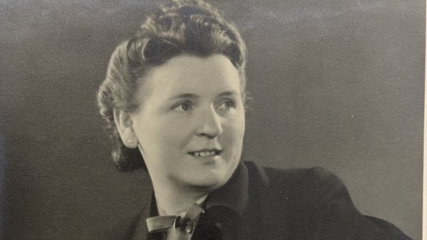 Für dieses gerahmte Porträtfoto posiert die Salzufler Modeverkäuferin Maria „Mia“ Hunecke (1906-1993) in den 1930er Jahren. - © Sven Kienscherf