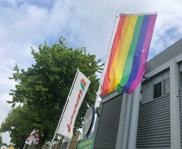 Diese Regenbogenflagge soll in Brand geraten sein. Nun ermittelt der Staatsschutz. - © Instagram