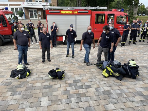 Mit einem dreifachen „Gut Wehr" und sichtlich bewegt verabschieden sich die Mitglieder der anderen Löschgruppen von ihren Kameraden aus Nordhemmern, die am Freitagmorgen ihren Dienst quittiert haben und ihre Sachen vor dem Rathaus abgelegt haben. - © Stefanie Dullweber