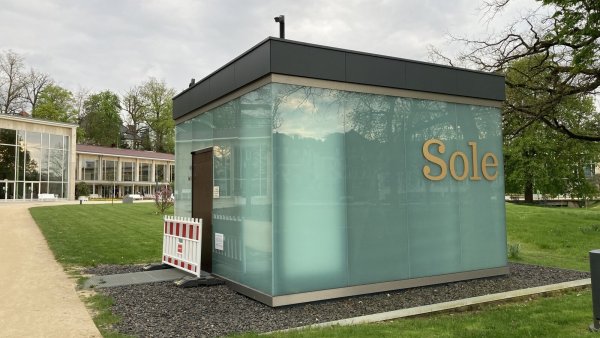 Die Tür des Sole-Pavillons im Kurpark vor der Wandelhalle ist nach langwieriger Reparatur schon wieder kaputt. - © Alexandra Schaller