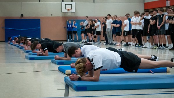Zwölf Teams und rund 100 Teilnehmerinnen und Teilnehmer messen sich bei der 15. Sportnacht im Gymnasium Lage. - © 2024 Erik Robert