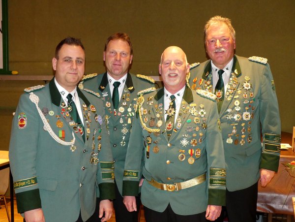 Der scheidende Oberst Jörg Kleemann (Zweiter von rechts) wird erstmals mit dem großen Bataillonsorden ausgezeichnet. Es gratulierten Vorsitzender Willi Düwel (rechts), Major Stefan Grote (Zweiter von links) und der stellvertretende Vorsitzende Sven Logermann. - © Rudi Rudolph