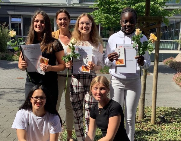 Begabte unter sich: Kim Dreier und Lena Landwehr (vorne, von links) als betreuende Studentinnen mit Judith Brinkmann als organisierender Lehrerin (hinten, Zweite von links) sowie die "Expertinnen" Leonie Winter (hinten, von links), Sophia Stepanova und Ophelie Defo. - © Stadt Lemgo