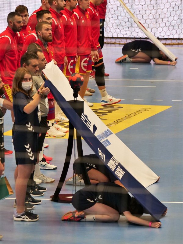 Das nennt man wohl EHF-Yoga. Bei der Einlaufzeremonie müssen sich die TBV-Hostessen ganz schön krumm machen, um die jeweiligen Banner fernsehgerecht zu präsentieren. - © Jörg Hagemann