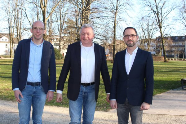 Geschäftsführer Achim Schäfer freut sich über die Ernennung der beiden Direktoren Niclas Frie (links) und Michael Schröder (rechts). Foto: MZG - © MZG